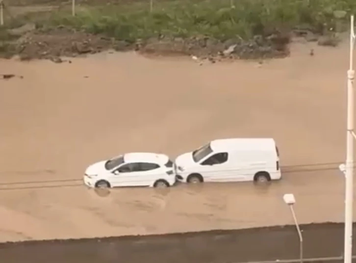 Malatya’da sağanak etkili oldu yollar göle döndü
