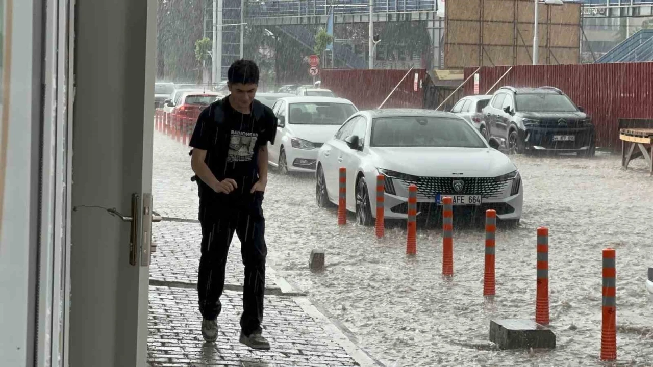 Malatya’da sağanak yağış hayatı felç etti
