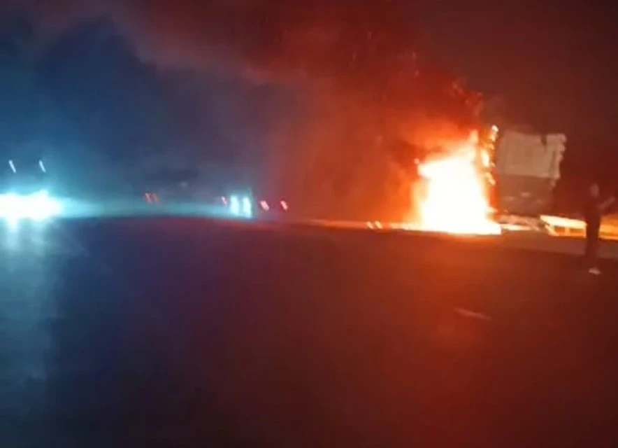 Malatya&rsquo;da saman y&uuml;kl&uuml; tır alev alev yandı
