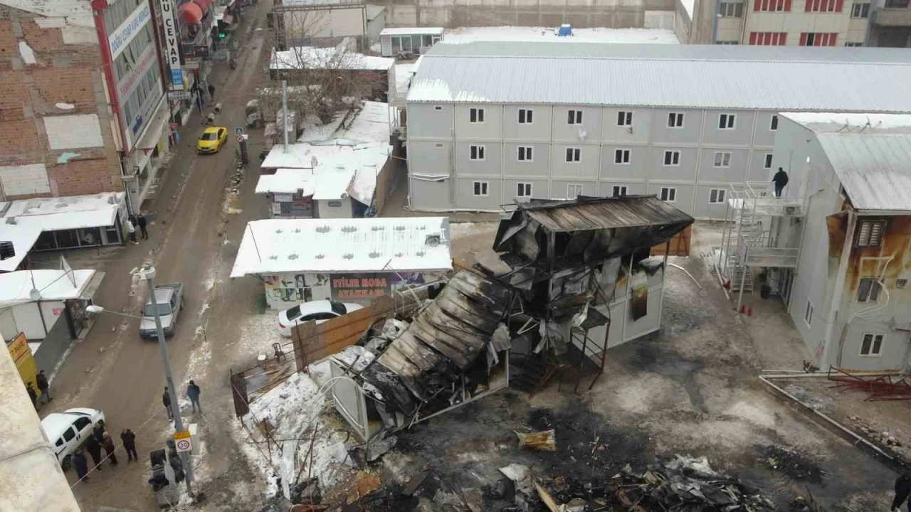 Malatya&rsquo;da şantiyede &ccedil;ıkan yangının hasarı g&uuml;nd&uuml;z g&ouml;r&uuml;nt&uuml;lendi
