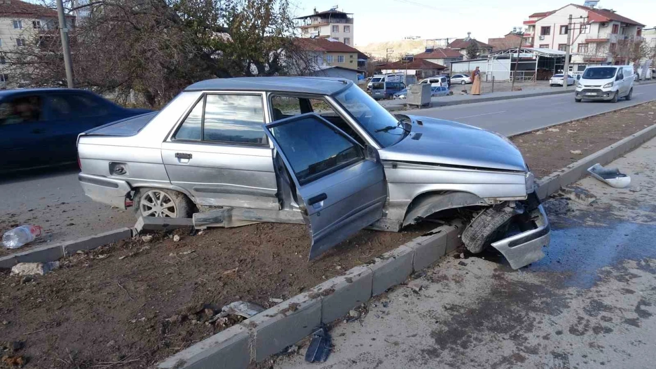 Malatya&rsquo;da temizlik aracı ile &ccedil;arpışan ara&ccedil; ref&uuml;je &ccedil;ıktı
