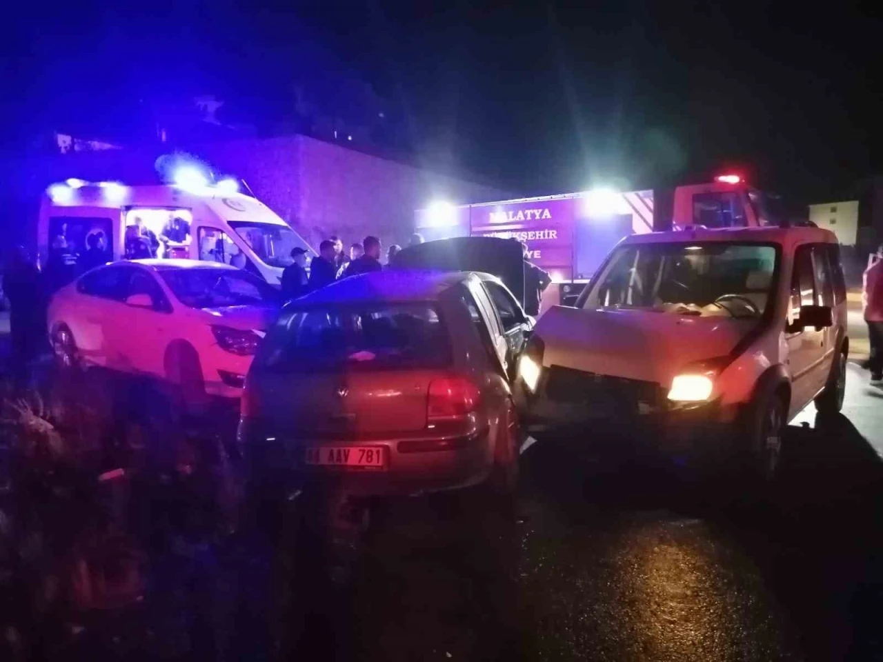 Malatya’da üç aracın karıştığı kazada 2 kişi yaralandı
