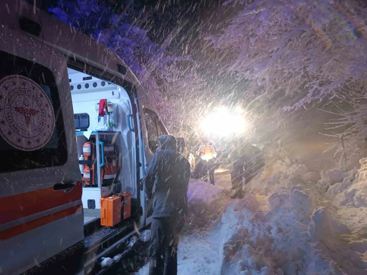 Malatya&rsquo;da yolda mahsur kalan vatandaşları belediye ekipleri kurtardı
