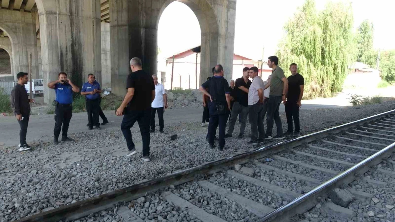 Malatya’da yük treninin çarptığı kişi hayatını kaybetti