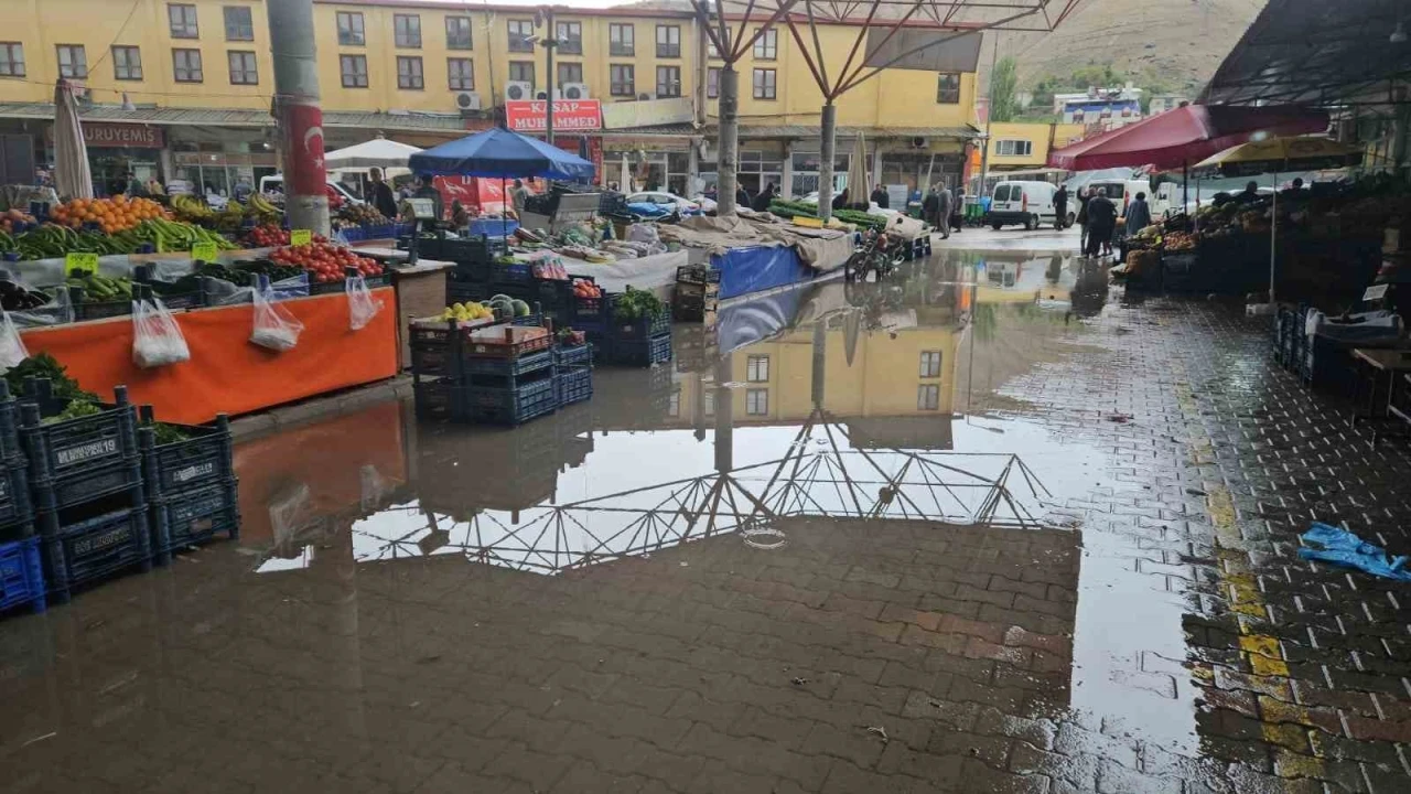 Malatya Darende’de sağanak ve dolu hayatı felç etti
