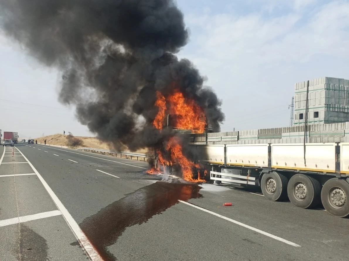Malatya-Elazığ Karayolu’nda tır yangını
