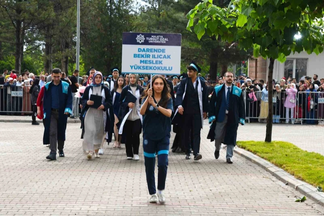 Malatya Turgut Özal Üniversitesi’nde mezuniyet coşkusu
