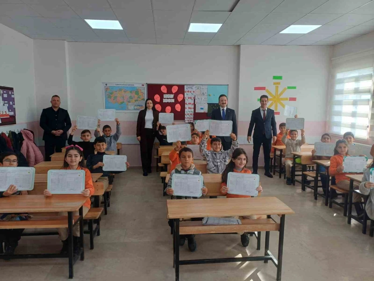 Malazgirt&rsquo;te 10 bin 200 &ouml;ğrenci karne sevinci yaşadı
