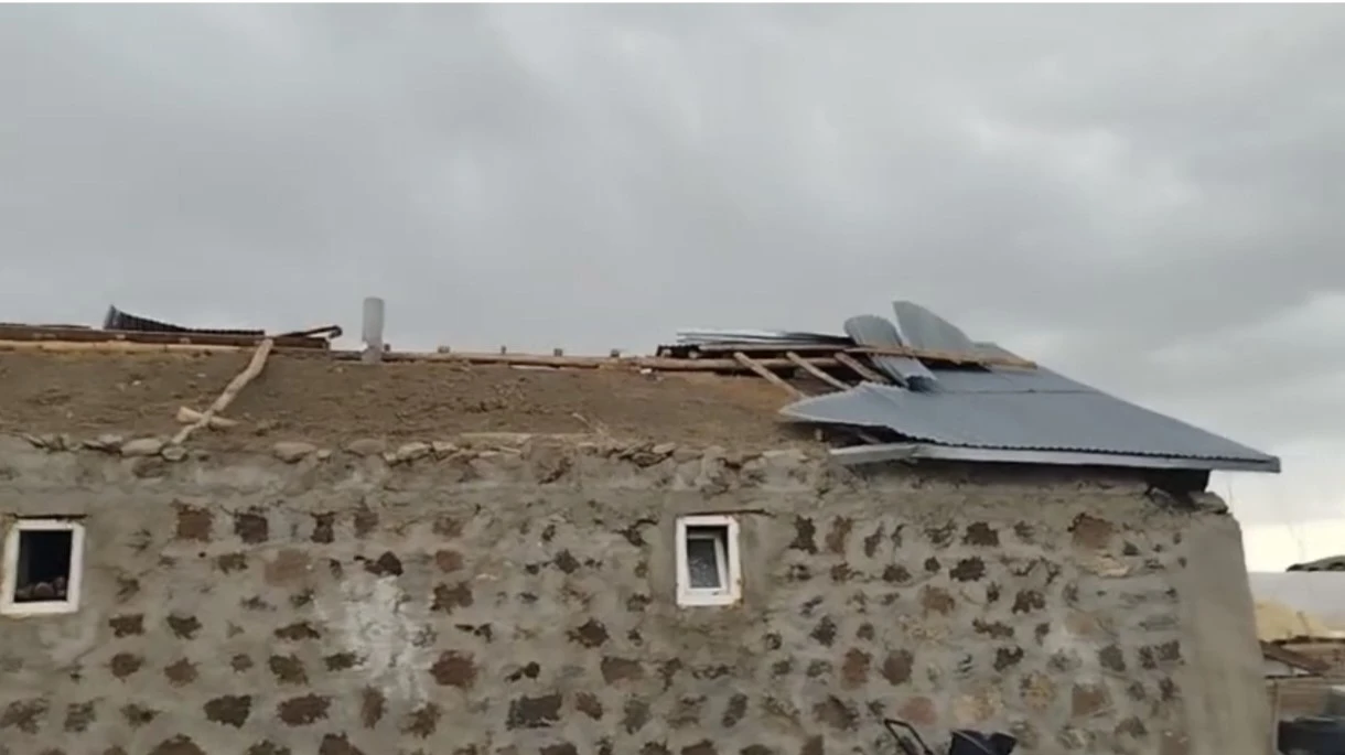 Malazgirt’te etkili olan fırtına ev ve ahırların çatısını uçurdu
