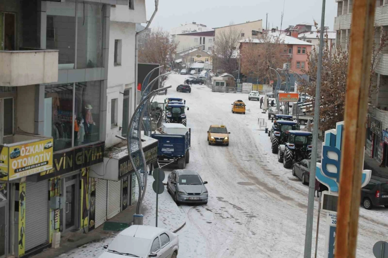 Malazgirt&rsquo;te kar yağışı
