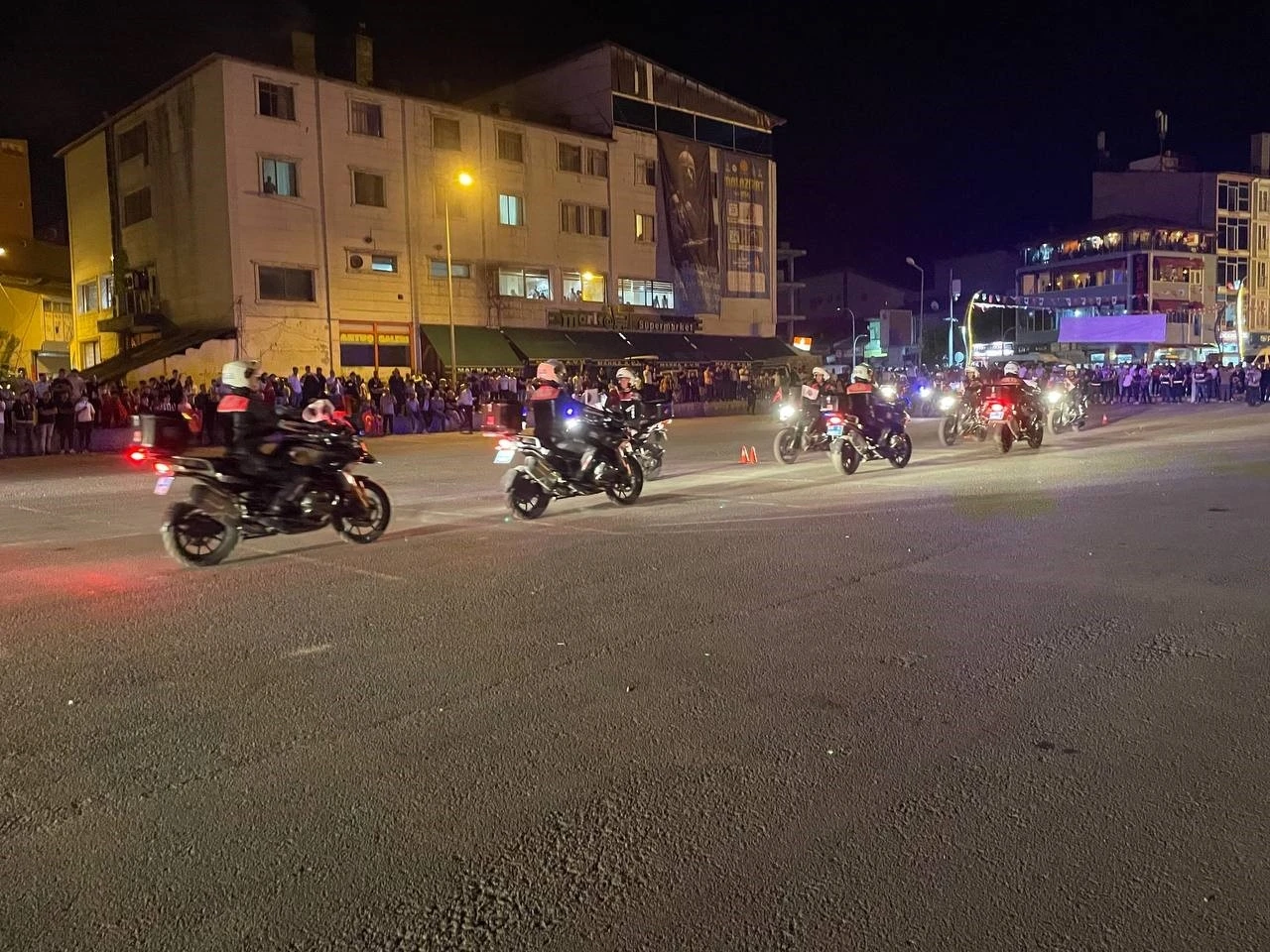 Malazgirt’te zaferin 954. yıldönümünde meşaleler ve Türk bayraklarıyla fener alayı düzenlendi
