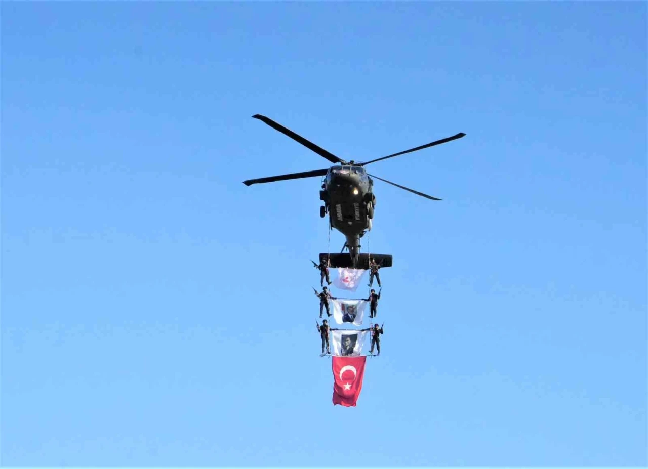 Malazgirt Zaferi’nin 954. yıl dönümünde jandarma helikopterlerinden nefes kesen gösteri
