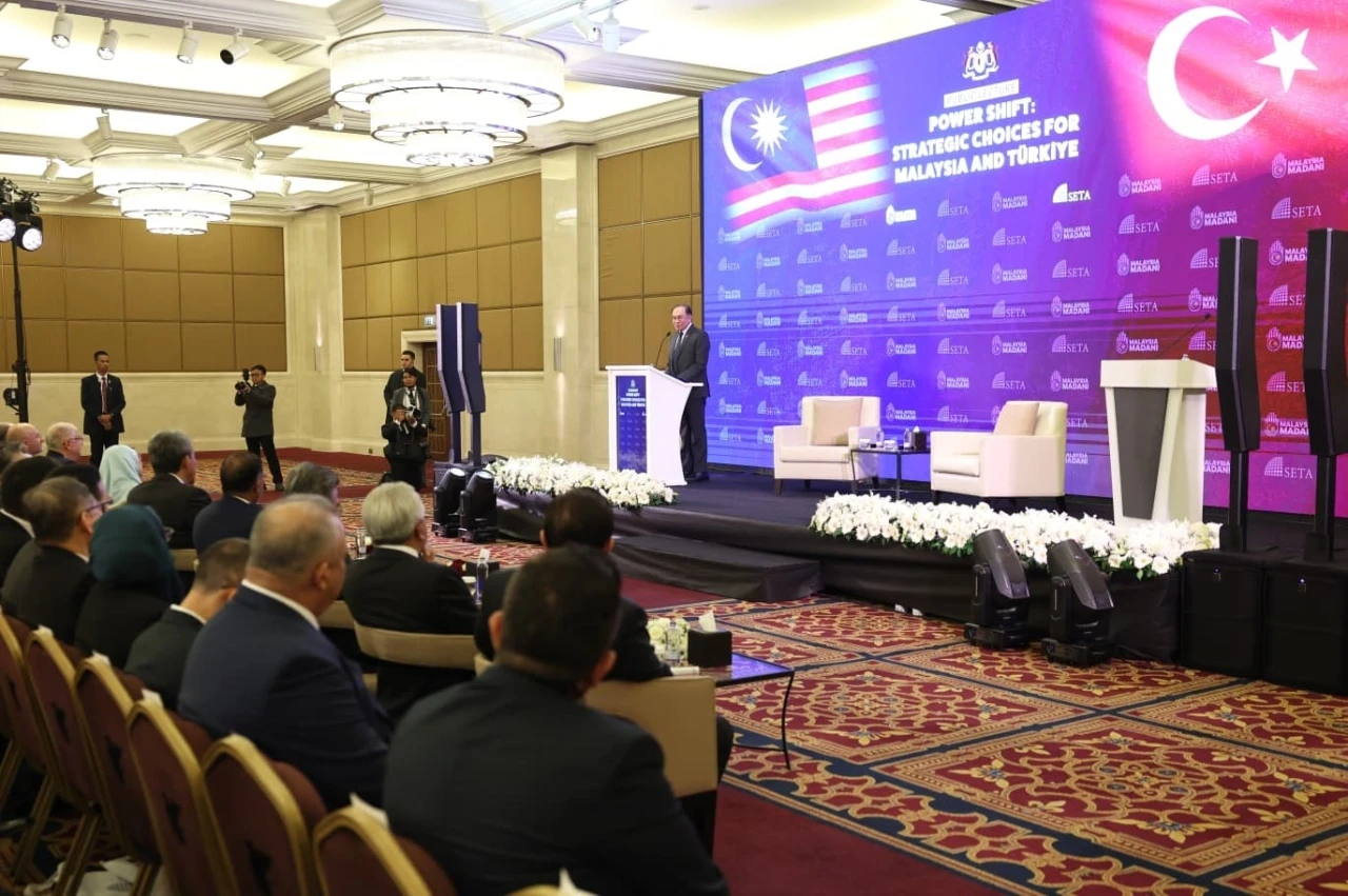 Malezya Başbakanı İbrahim: "&Uuml;lkeler arasında g&ouml;r&uuml;ş ayrılıkları olacaktır ama iletişimin sona ermesi anlamına gelmemelidir"
