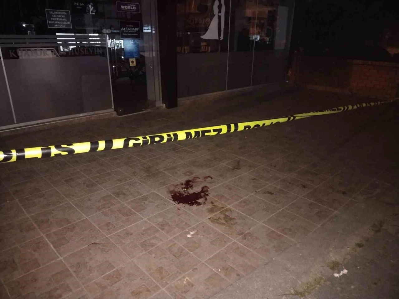 Maltepe’de binanın 3. katının camından aşağı atlayan genç kadın yaralandı
