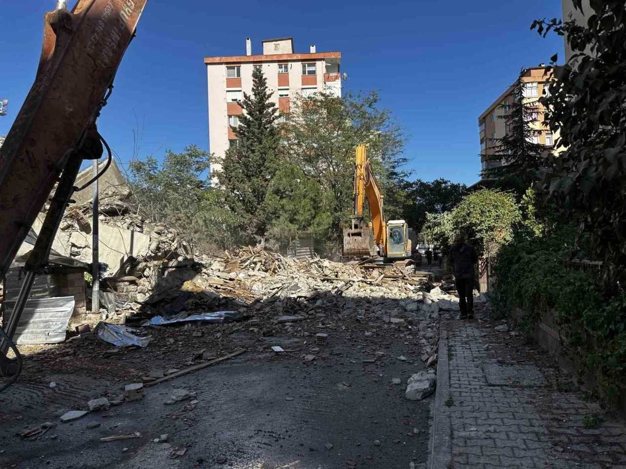 Maltepe’de faciadan dönüldü: 11 katlı bina yıkım sırasında çöktü
