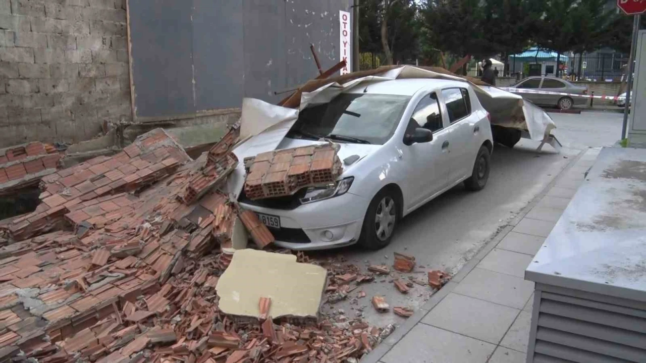 Maltepe&rsquo;de inşaatın istinat duvarı arabanın &uuml;zerine yıkıldı
