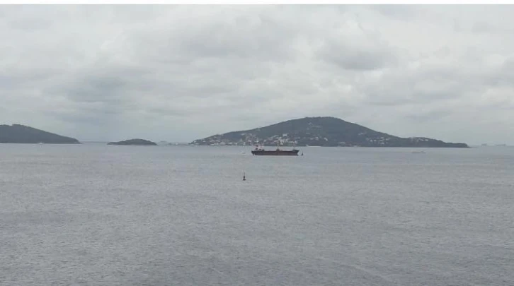 Maltepe&rsquo;de karaya oturan kuru y&uuml;k gemisi havadan g&ouml;r&uuml;nt&uuml;lendi
