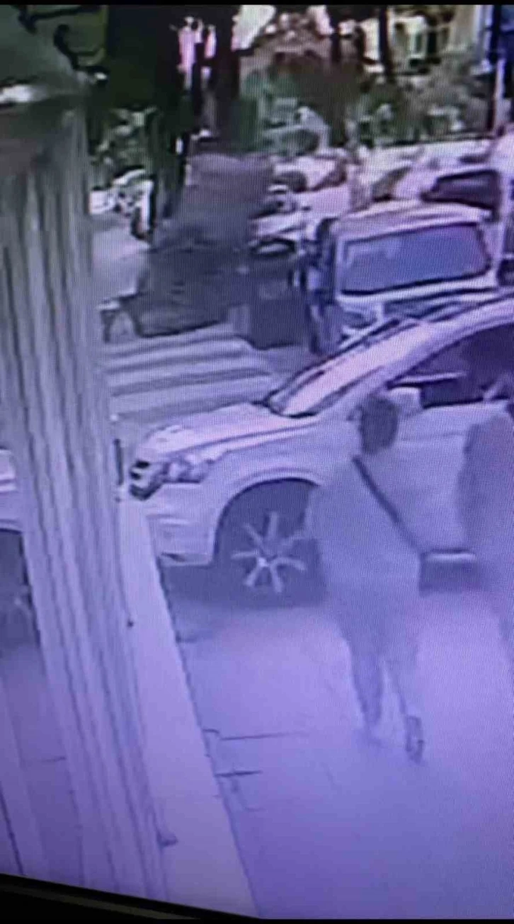 Maltepe’de kilolarca ağırlıktaki su deposu otomobilin üzerine böyle devrildi