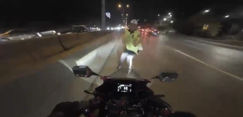 Maltepe’de motosikletin çarptığı trafik polisi yaralandı: Kaza anı kamerada
