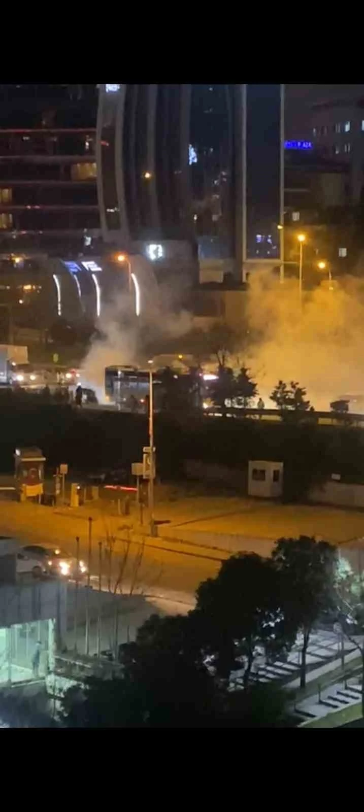 Maltepe’de seyir halindeki otobüsten dumanlar yükseldi