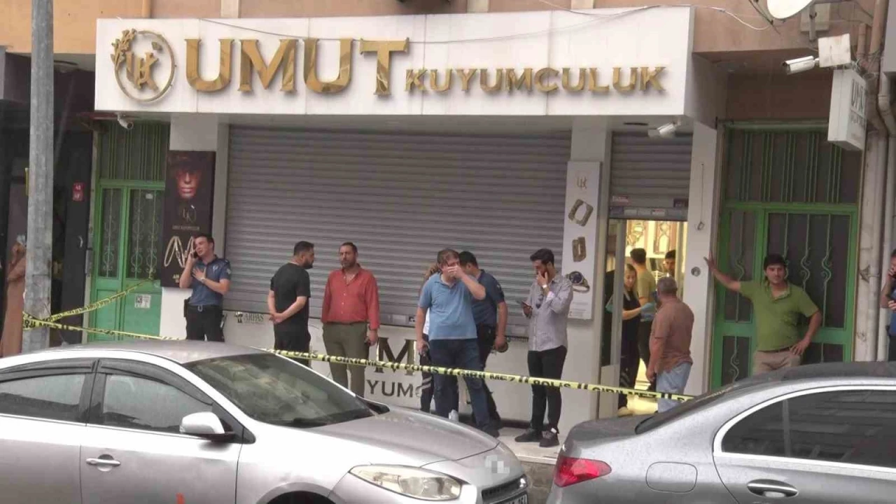 Maltepe&rsquo;de silahlı kuyumcu soygunu: Ş&uuml;pheliler altınlarla ka&ccedil;tı
