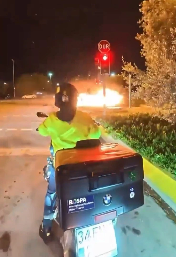 Maltepe Sahili&rsquo;nde kazada otomobil alev topuna d&ouml;nd&uuml;: 2&rsquo;si ağır 4 yaralı
