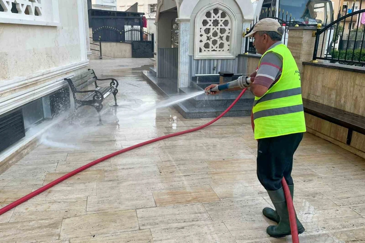 Manavgat Belediyesi’nden bayram öncesi cami temizliği
