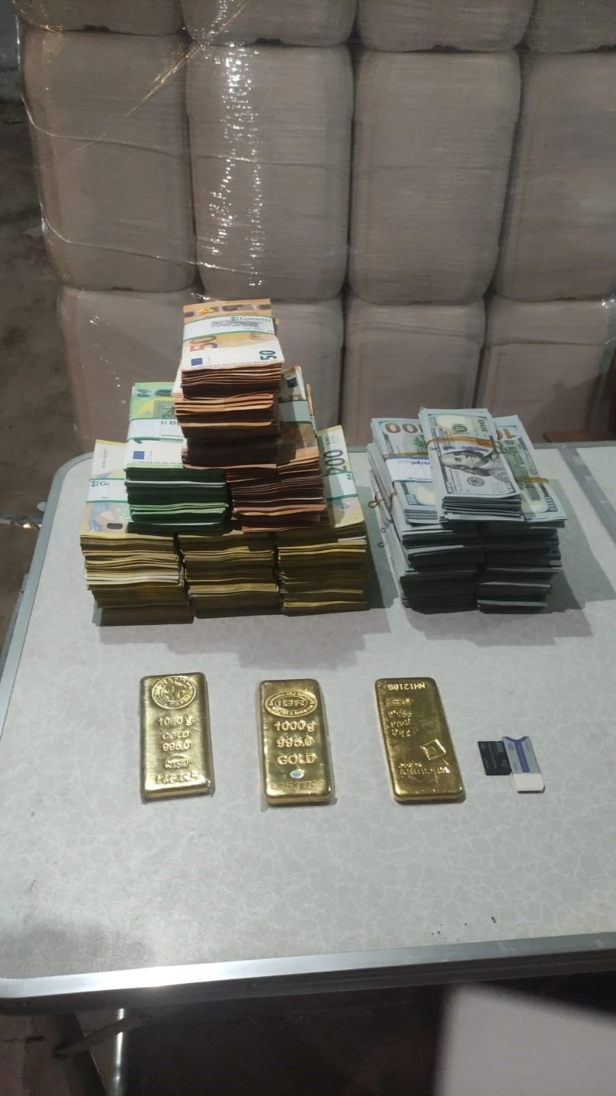 Manavgat Belediyesi ’yolsuzluk’ ve ’rüşvet’ soruşturmasında 3 kg külçe altın yarım milyonun üzerinde döviz ele geçirildi
