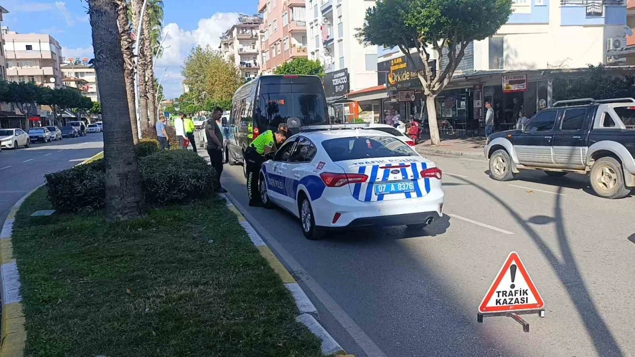 Manavgat’ta 3 aracın karıştığı zincirleme kazada 1 kişi yaralandı
