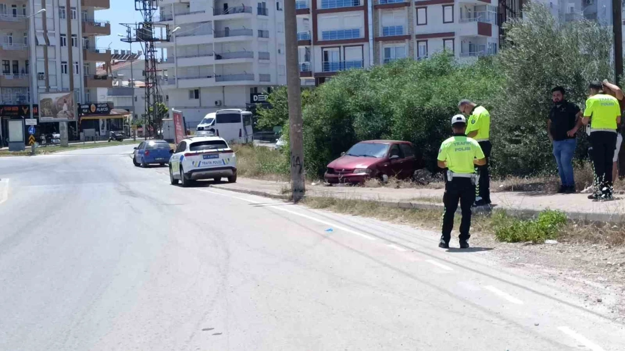 Manavgat’ta direğe çarpan otomobil sürücüsü yaralandı
