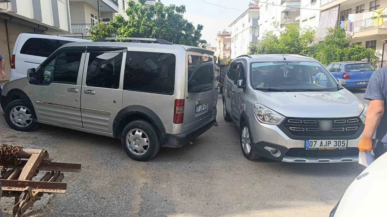 Manavgat’ta hafif ticari araç ile otomobil çarpıştı: 1 yaralı
