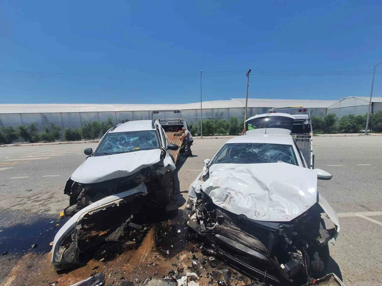 Manavgat’ta iki araç kafa kafaya çarpıştı: 4 yaralı
