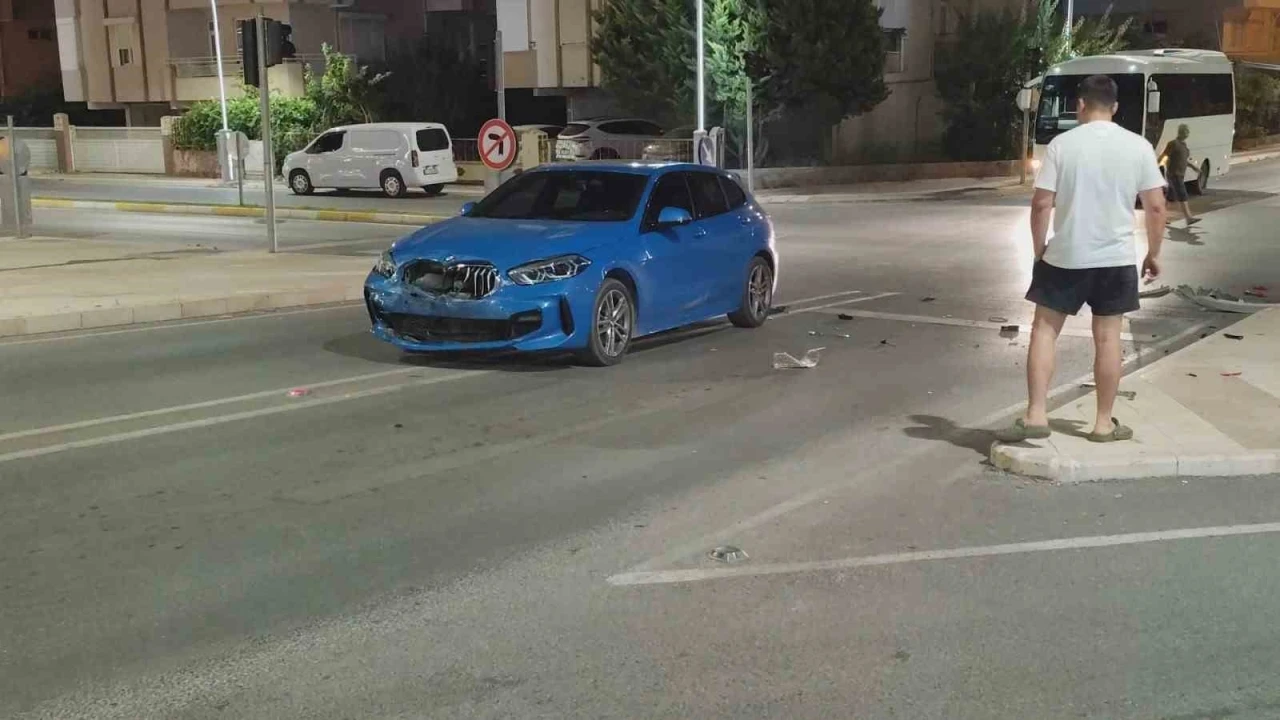 Manavgat&rsquo;ta iki otomobil &ccedil;arpıştı, s&uuml;r&uuml;c&uuml;ler kazayı yara almadan atlattı
