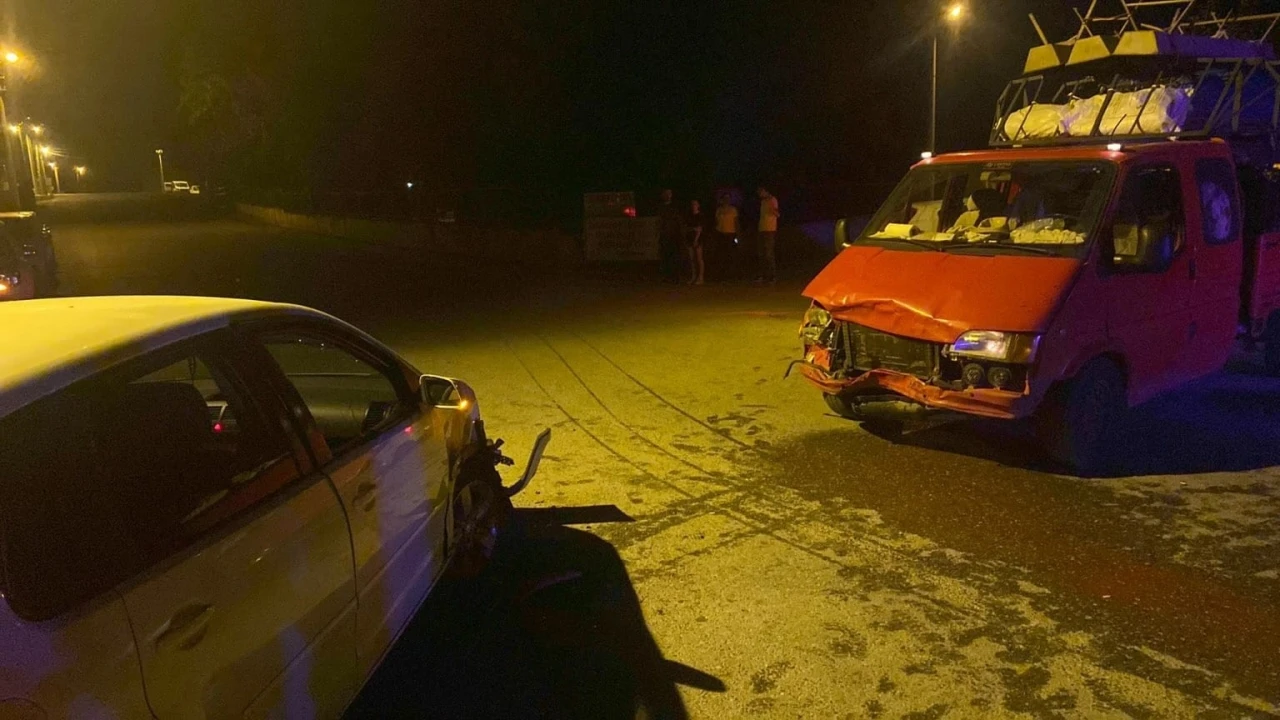 Manavgat’ta kamyonetle otomobil çarpıştı: 3 yaralı
