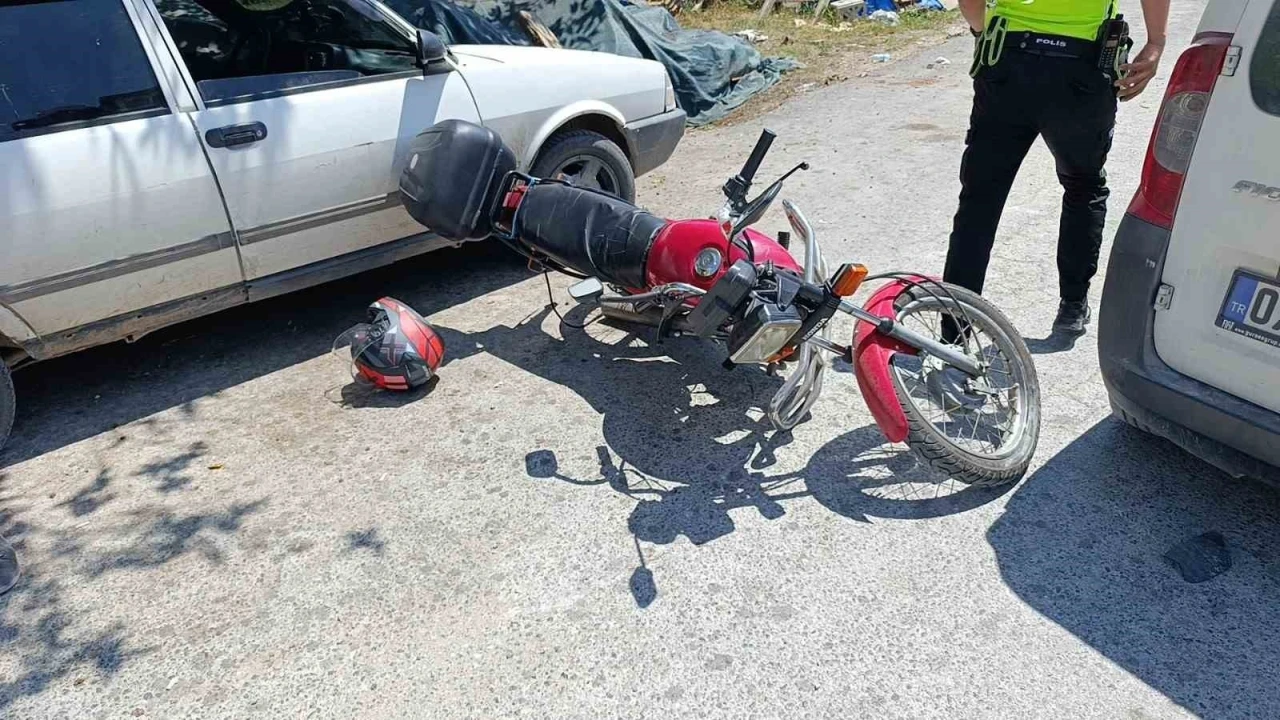 Manavgat’ta motosiklet hafif ticari araca çarptı: 1 yaralı
