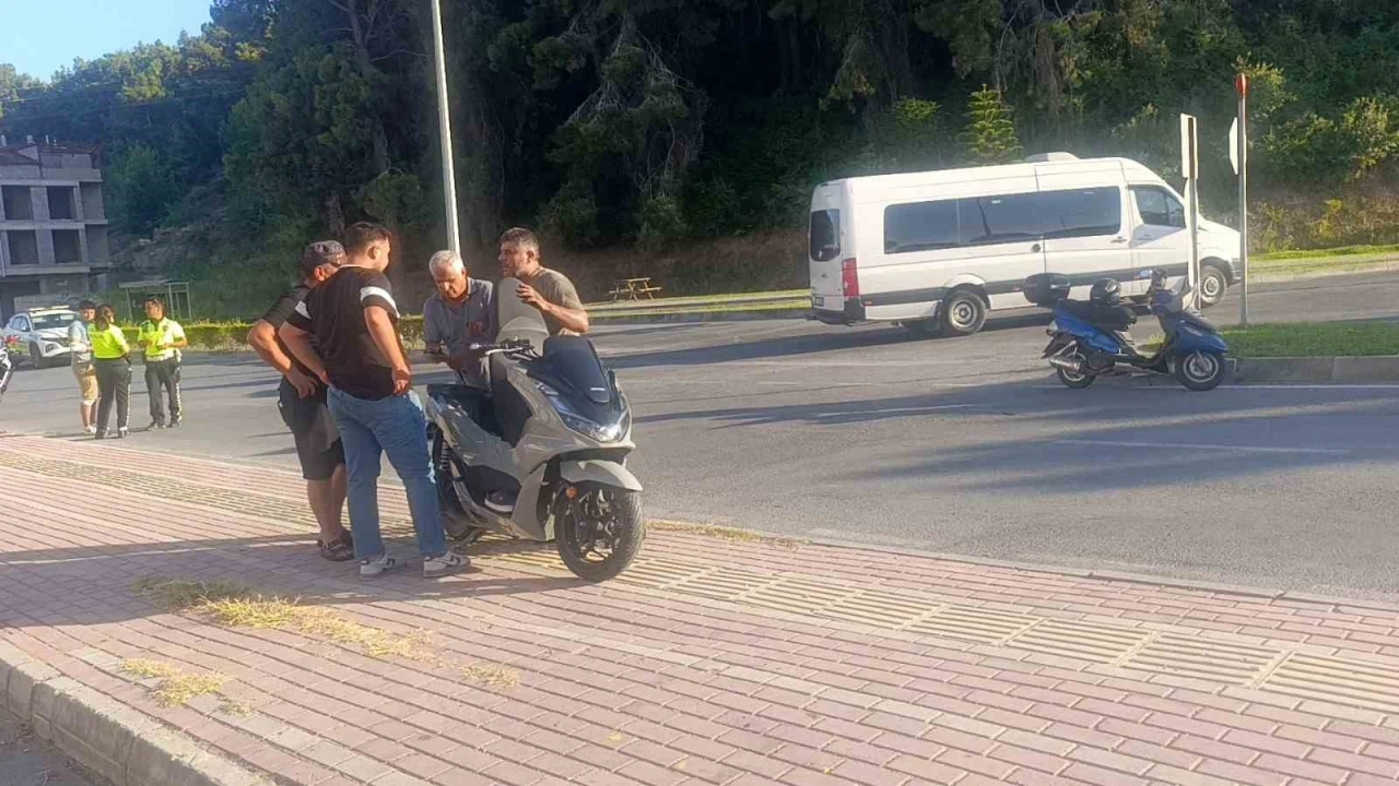 Manavgat&rsquo;ta motosikletler &ccedil;arpıştı: 2 yaralı
