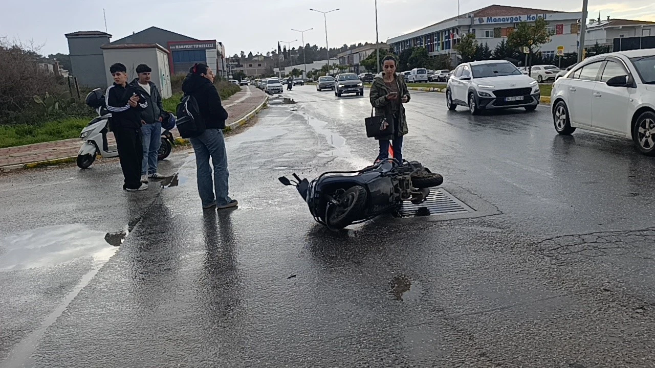 Manavgat&rsquo;ta otomobille &ccedil;arpışan motosikletli yaralandı
