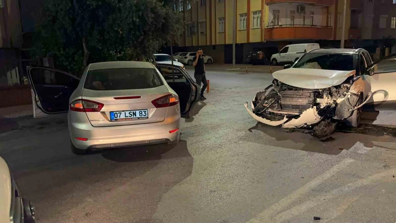Manavgat&rsquo;ta otomobiller &ccedil;arpıştı: 4 yaralı
