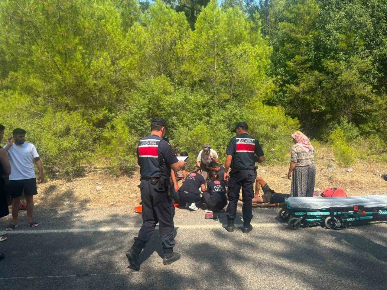Manavgat&rsquo;ta r&ouml;mork &uuml;zerindeki botlar devrildi: 3 yaralı
