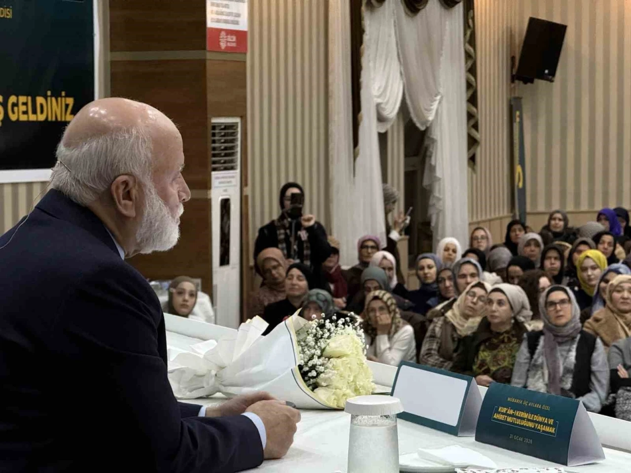 Maneviyat ve bilim aynı k&uuml;rs&uuml;de buluştu
