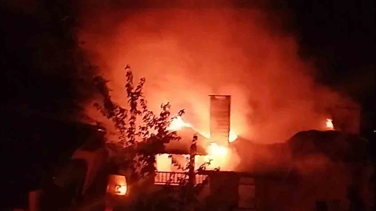 Mangal ateşi 3 katlı binayı yaktı
