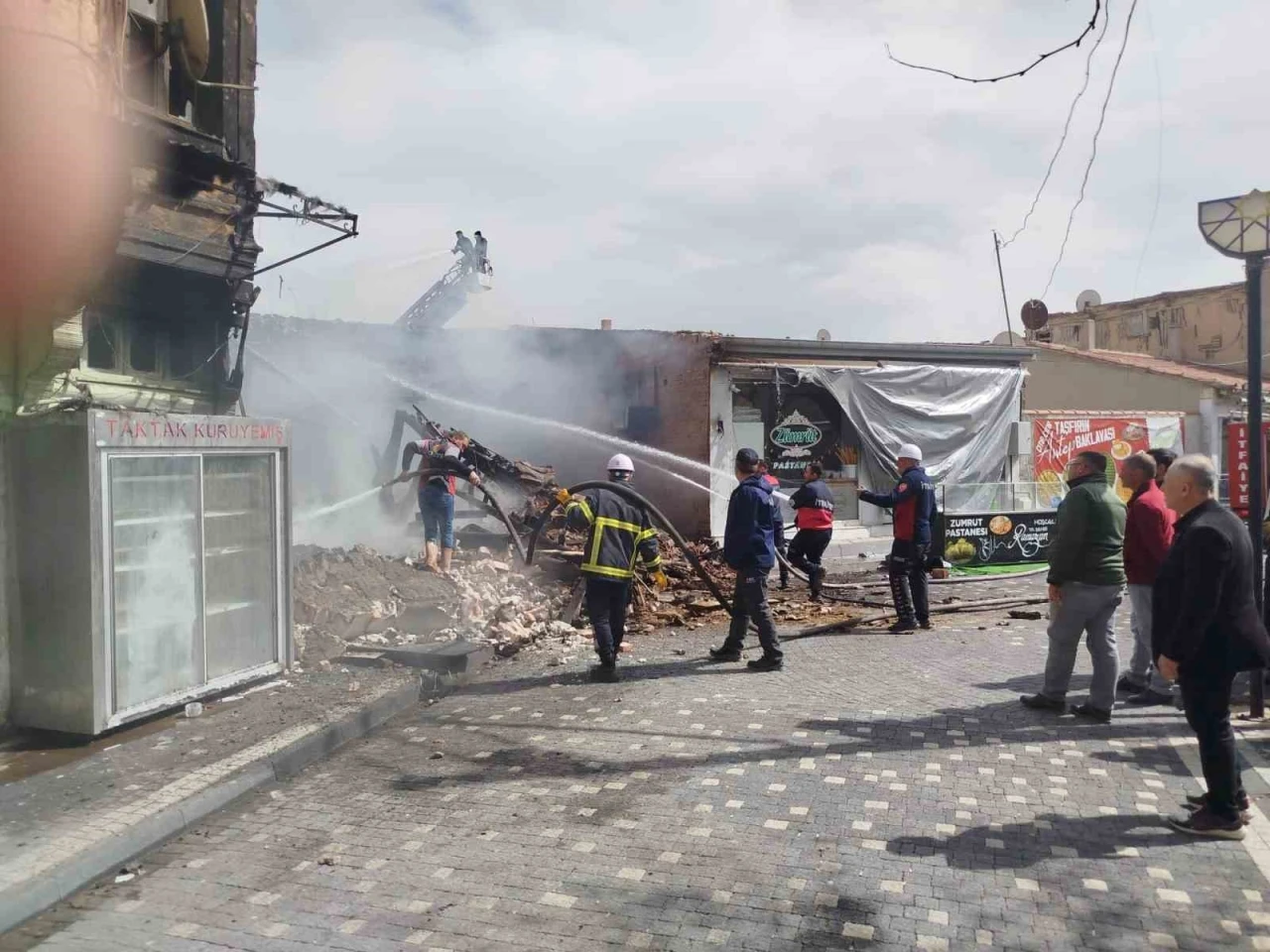 Manifatura dükkanında çıkan yangın da alevler metrelerce yükseğe çıktı