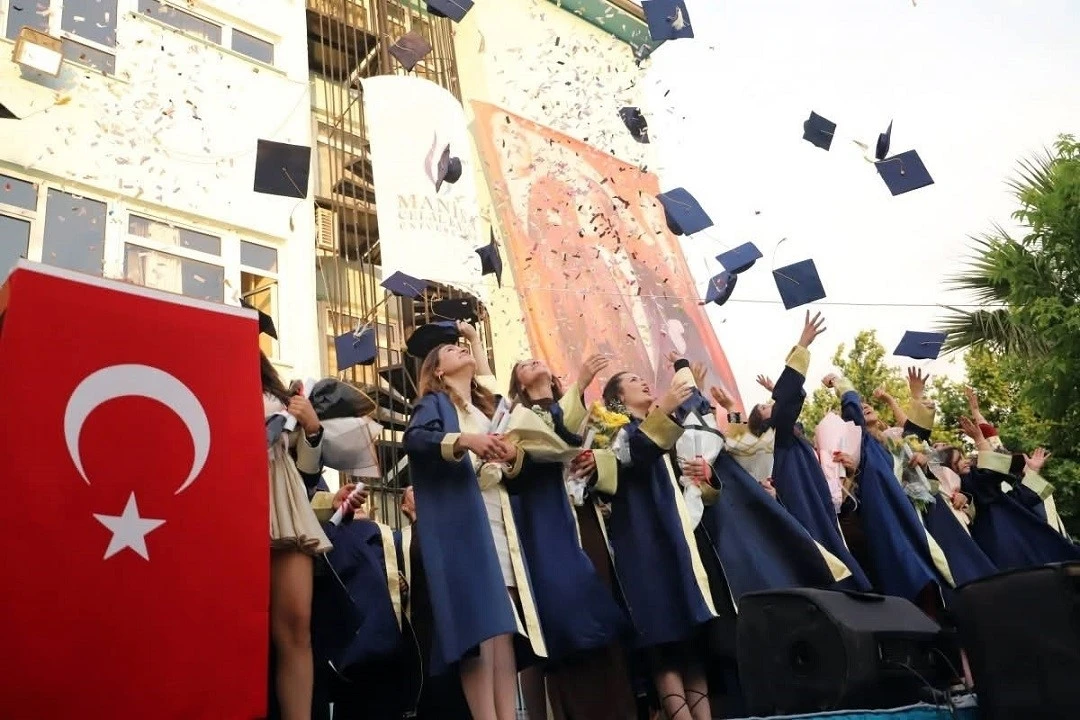 Manisa CB&Uuml; mezunlarını t&ouml;renle uğurladı
