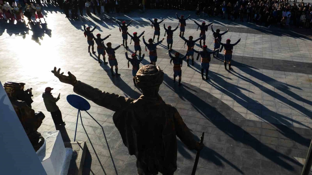Manisa’da 100 öğretmen &quot;Eğitim Yüzyılı&quot; kapsamında halk dansı gösterisi sundu
