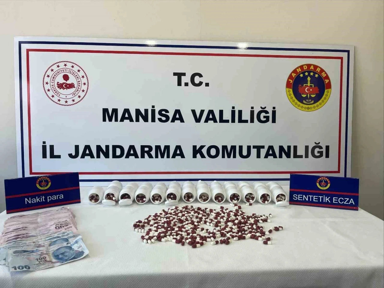 Ev Baskınında Binlerce Hap ve Nakit Para Ele Geçirildi