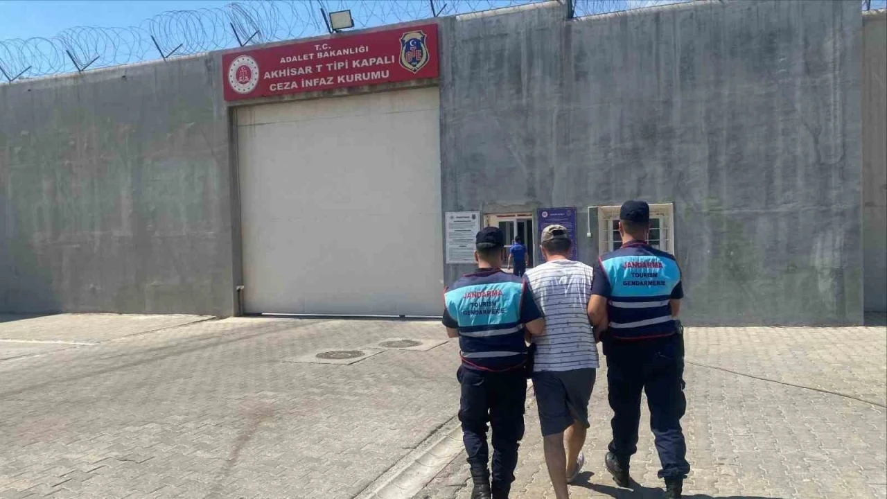 Manisa’da 30 yıl hapis cezasıyla aranan şahıs yakalandı
