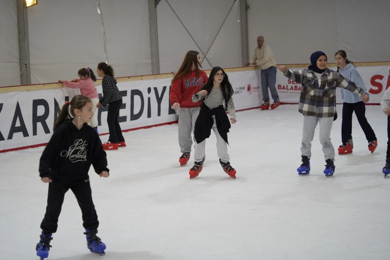 Manisa&rsquo;da 5 bin &ouml;ğrenci buz pistinde eğlendi
