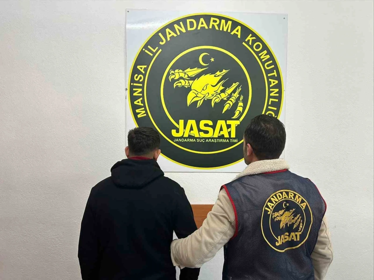 Manisa&rsquo;da 66 yıl 4 ay hapis cezasıyla aranan 18 yaşındaki şahıs yakalandı
