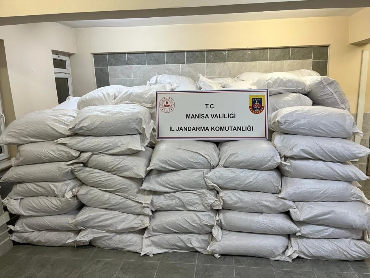 Manisa’da 7 bin 900 kilo kıyılmış tütün ele geçirildi
