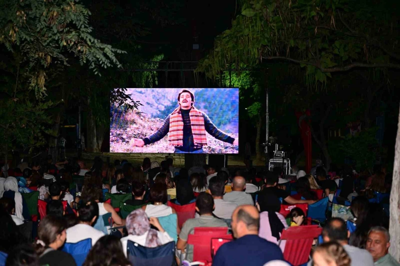 Manisa&rsquo;da A&ccedil;ık Hava Sinema Geceleri nostalji r&uuml;zgarı estiriyor
